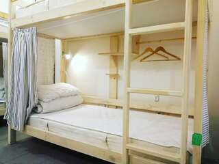 Хостелы AntiHostel Forrest Львов Кровать в общем 8-местном номере для мужчин и женщин-3