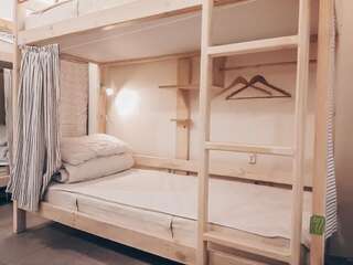 Хостелы AntiHostel Forrest Львов Кровать в общем 8-местном номере для мужчин и женщин-10
